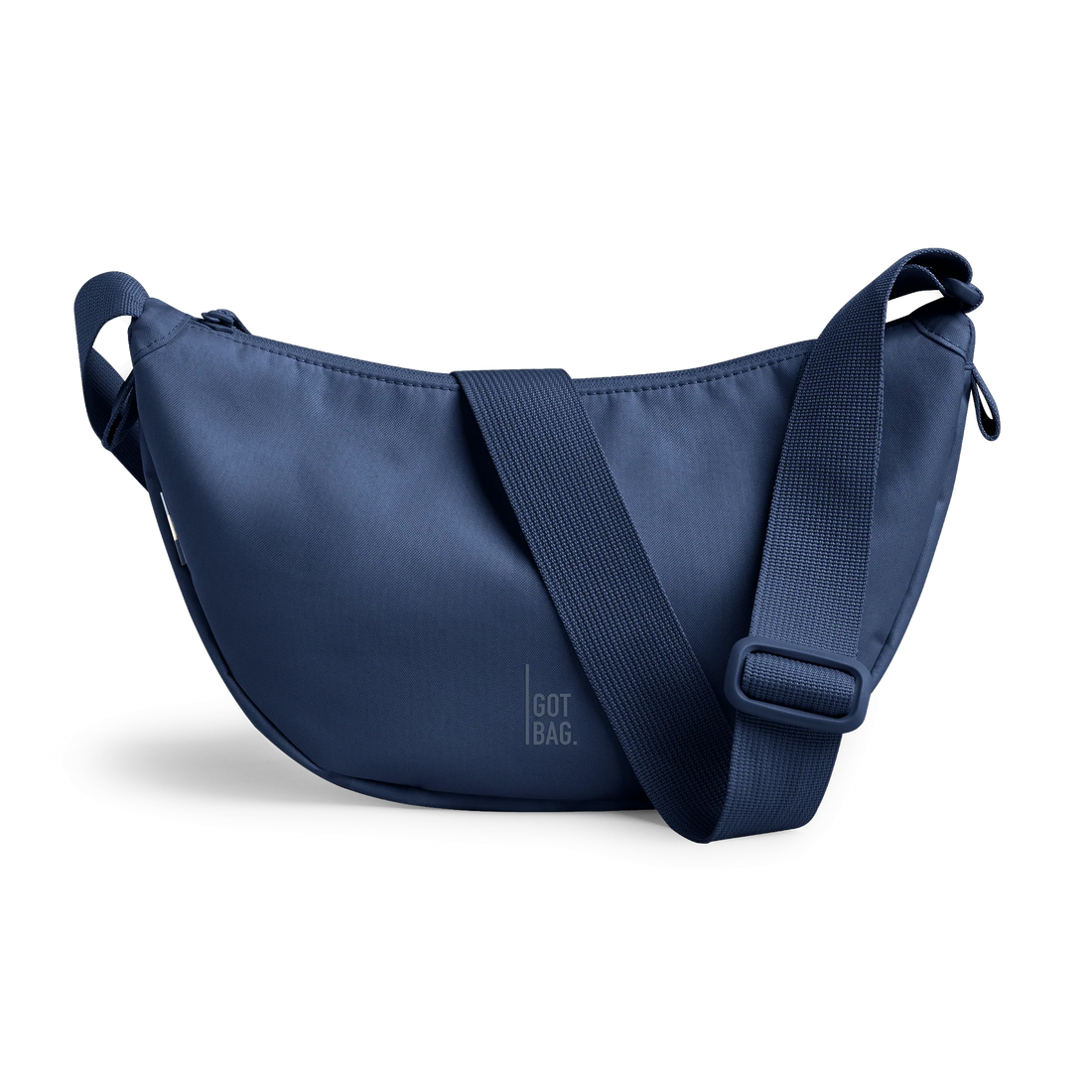Kleine Moon-Bag von Got Bag, stilvoller Rucksack und HipBag aus recyceltem Meeresplastik, auf einem weißen Hintergrund.