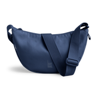 Kleine Moon-Bag von Got Bag, stilvoller Rucksack und HipBag aus recyceltem Meeresplastik, auf einem weißen Hintergrund.