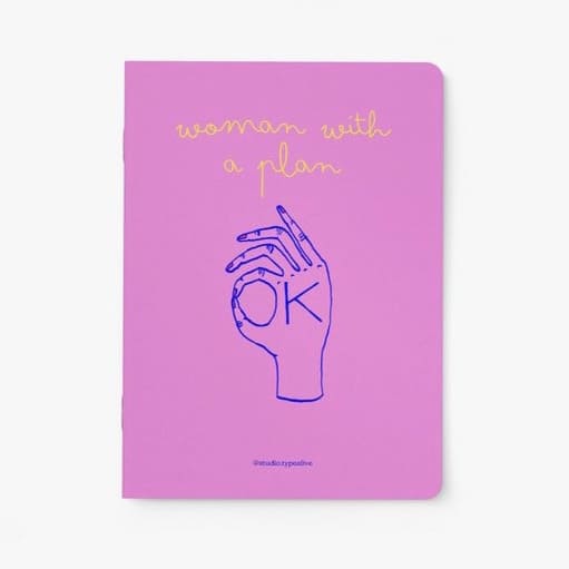 A5 Notizheft von typealive aus Papier mit linierten Seiten, ideal für Notizen und Skizzen, im eleganten Design