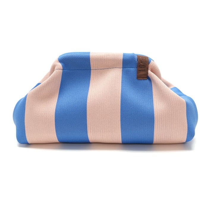 Kulturbeutel Emma von Lot83, schwarze Accessoires-Tasche mit Reißverschluss und Platz für Pflegeartikel, auf weißem Hintergrund.
