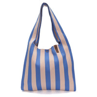 Geräumige Lot83 Shopper Lois aus Bekleidung mit robustem Stoff und stilvollem Design, ideal für Einkäufe und Alltag.