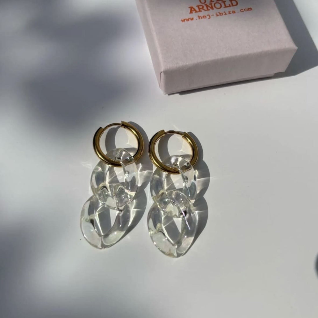 Goldene, klare Ohrringe von Hej Ibiza by Ute Arnold, elegante Accessoires mit transparenten Steinen.