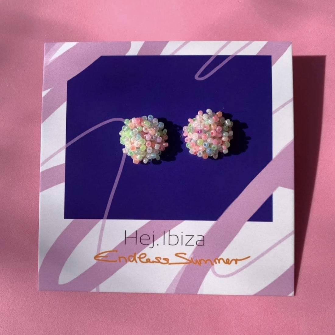 Hübsche Pom Pom Ohrringe von hej Ibiza by Ute Arnold, farbenfrohe Accessoires für Damen, detailreiche Textur und Design