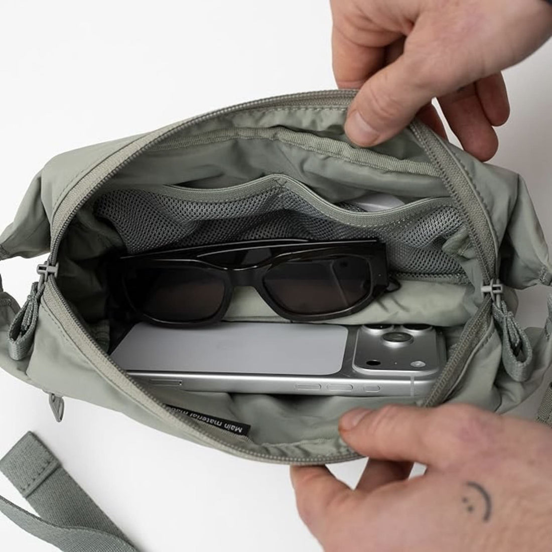 Got Bag Adapt-Sling-Bag, stilvoller Rucksack und HipBag aus recyceltem Material, schwarze Tasche mit verstellbarem Schultergurt
