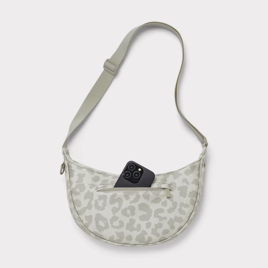 Mittlere Johnny Urban Half-Moon-Bag „Ally“ als Rucksack oder HipBag mit eleganter, schlichter Optik, ideal für Alltag und Freizeit.