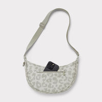 Mittlere Johnny Urban Half-Moon-Bag „Ally“ als Rucksack oder HipBag mit eleganter, schlichter Optik, ideal für Alltag und Freizeit.