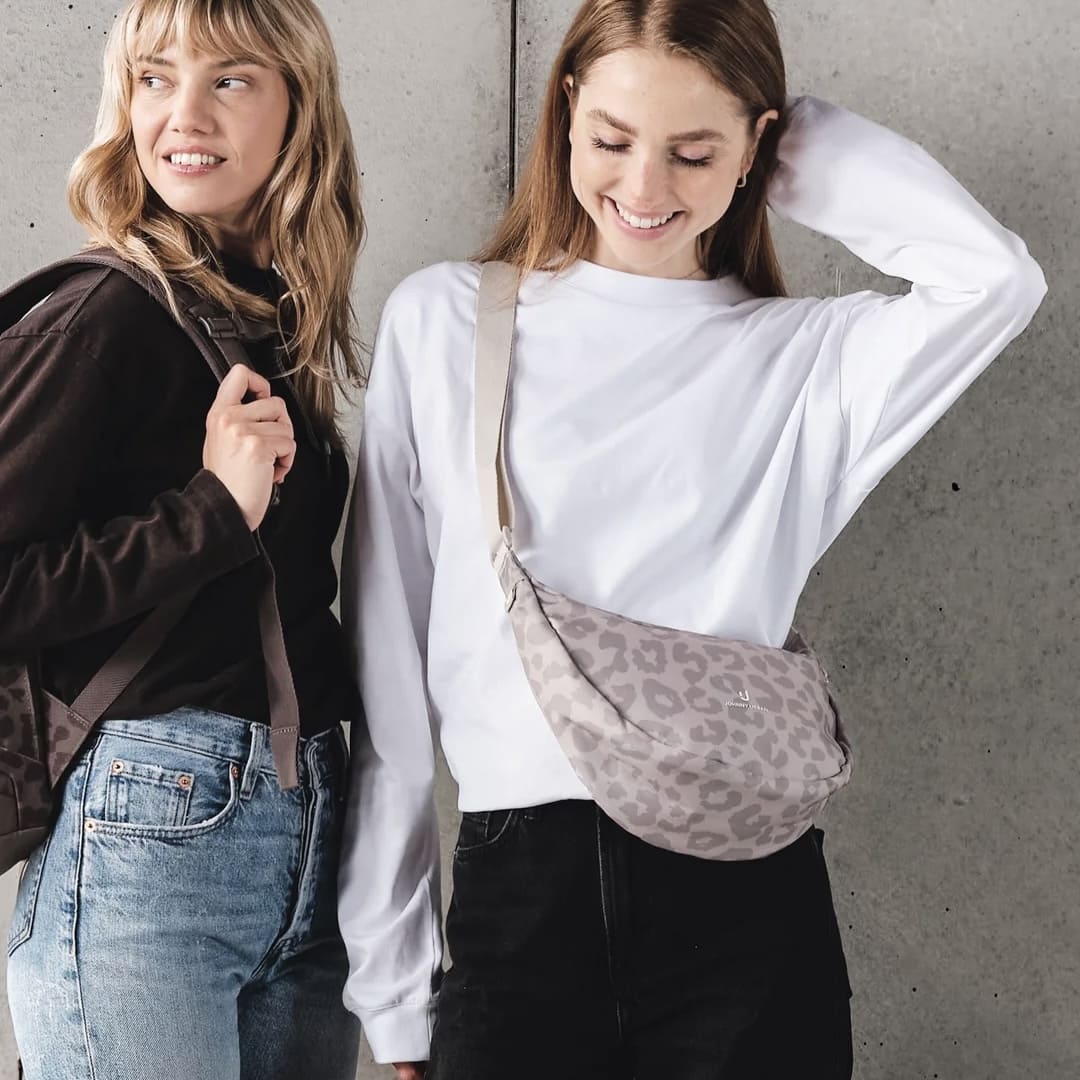 Hälftmondtasche „Ally Medium“ von Johnny Urban, Rucksack und Hipbag, braune Lederoptik, mit Reißverschluss und Schultergurt
