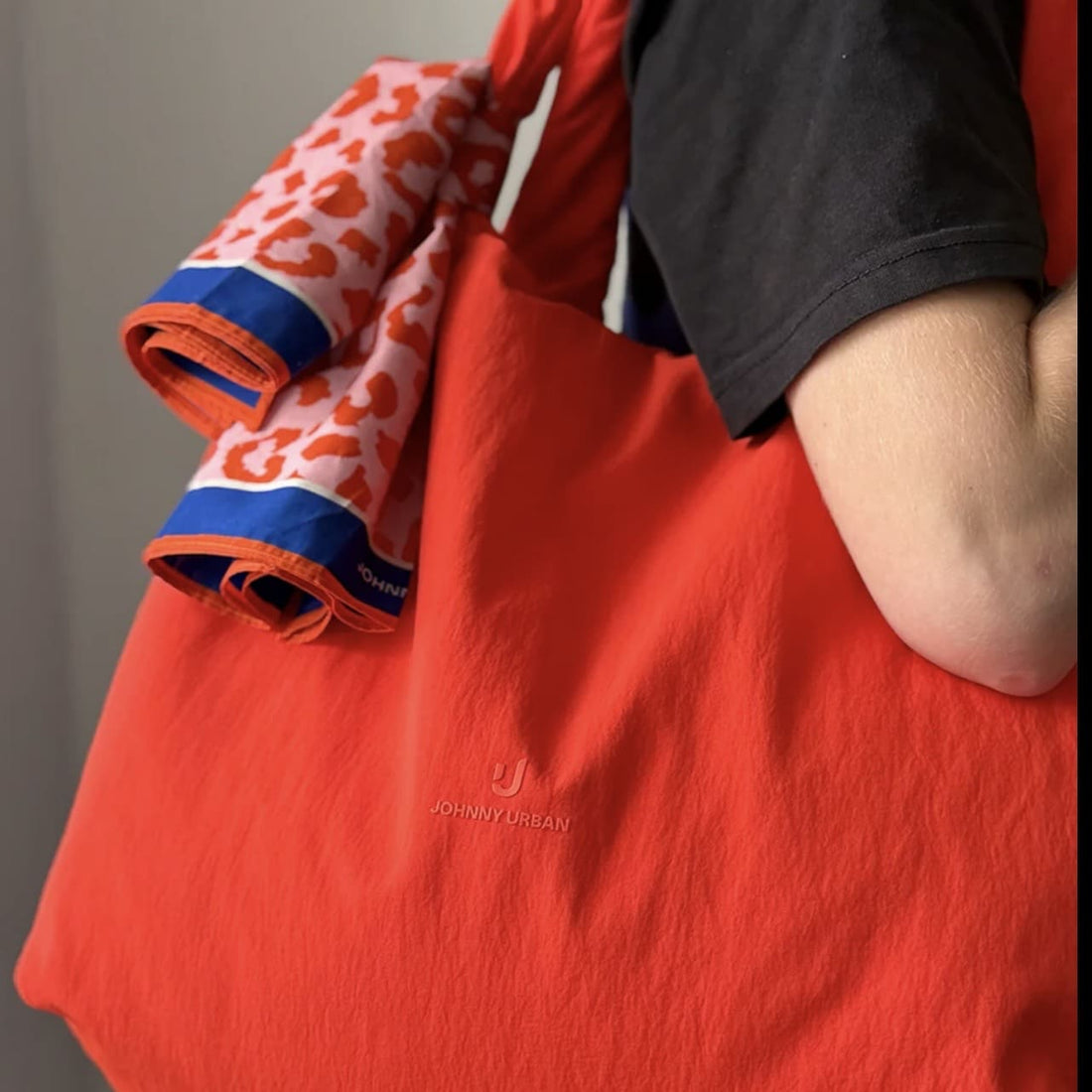 Buntes Johnny Urban Bandana „Erin“ aus weichem Stoff, mit modischem Muster und Bindeverschluss, für vielseitigen Style.