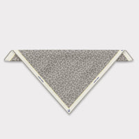 Bunte Johnny Urban Bandana „Erin“ mit Blumenmuster, aus weichem Stoff, ideal für Mode und Accessoires.
