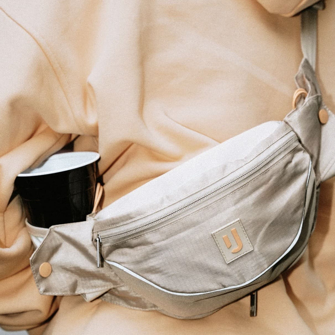 Johnny Urban 2-in-1 Bauchtasche und Rucksack „Jimmy“ aus robustem Material, vielseitiges Design, ideal für unterwegs.