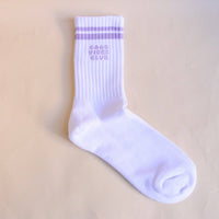 Schwarze Socken von Bazaar Noir GmbH, bequemes Bekleidungsstück mit stilvollem Design, auf weißem Hintergrund fotografiert.