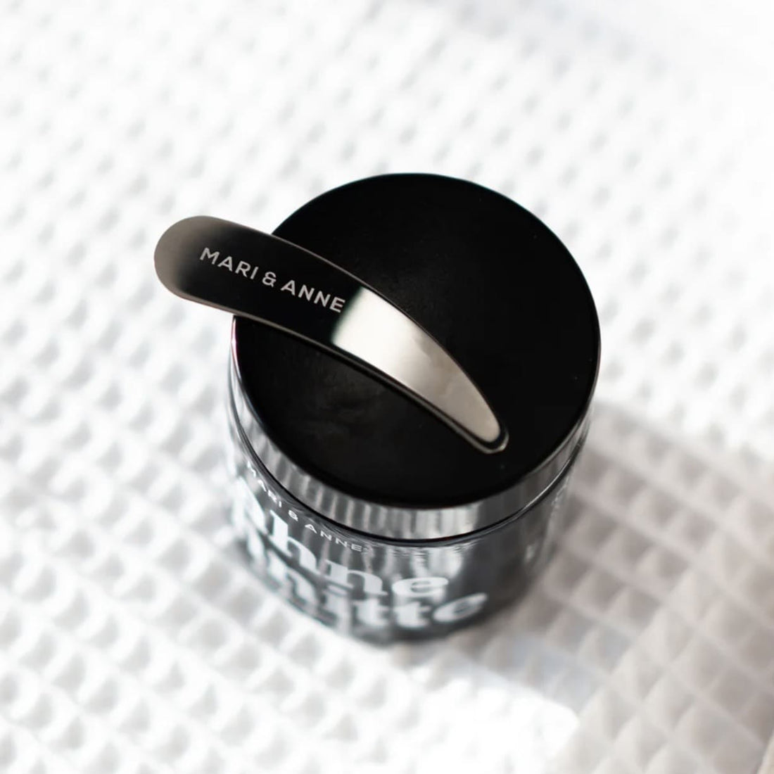 Metall-Cremespatel von Mari & Anne für Beauty & Pflege, mit ergonomischem Griff und glatter Spatelfläche für Cremesanwendungen