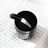 Metall-Cremespatel von Mari & Anne für Beauty & Pflege, mit ergonomischem Griff und glatter Spatelfläche für Cremesanwendungen