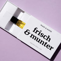 Mari & Anne Frisch & Munter Roll-On, Pflegeprodukt in weißer Flasche, für erfrischende Hautpflege, sichtbar auf dem Bild