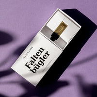 Mari & Anne Faltenbügler Serum im Flakon, Hautpflege für glatte, strahlende Haut, close-up auf das Produkt in der Hand gehalten
