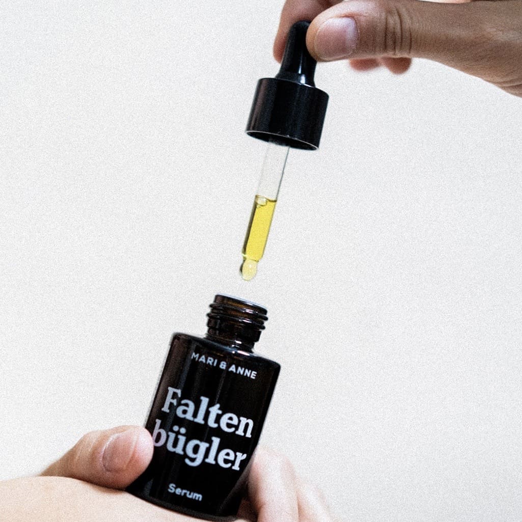 Faltenbügler Serum von Mari & Anne, Pflegeprodukt für glatte und strahlende Haut, in einer stilvollen Flasche.