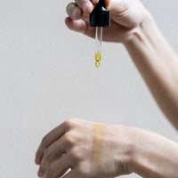 Hautserum von Mari & Anne für Faltenreduzierung, in einer eleganten Flasche, ideal für Pflege und Anti-Aging.