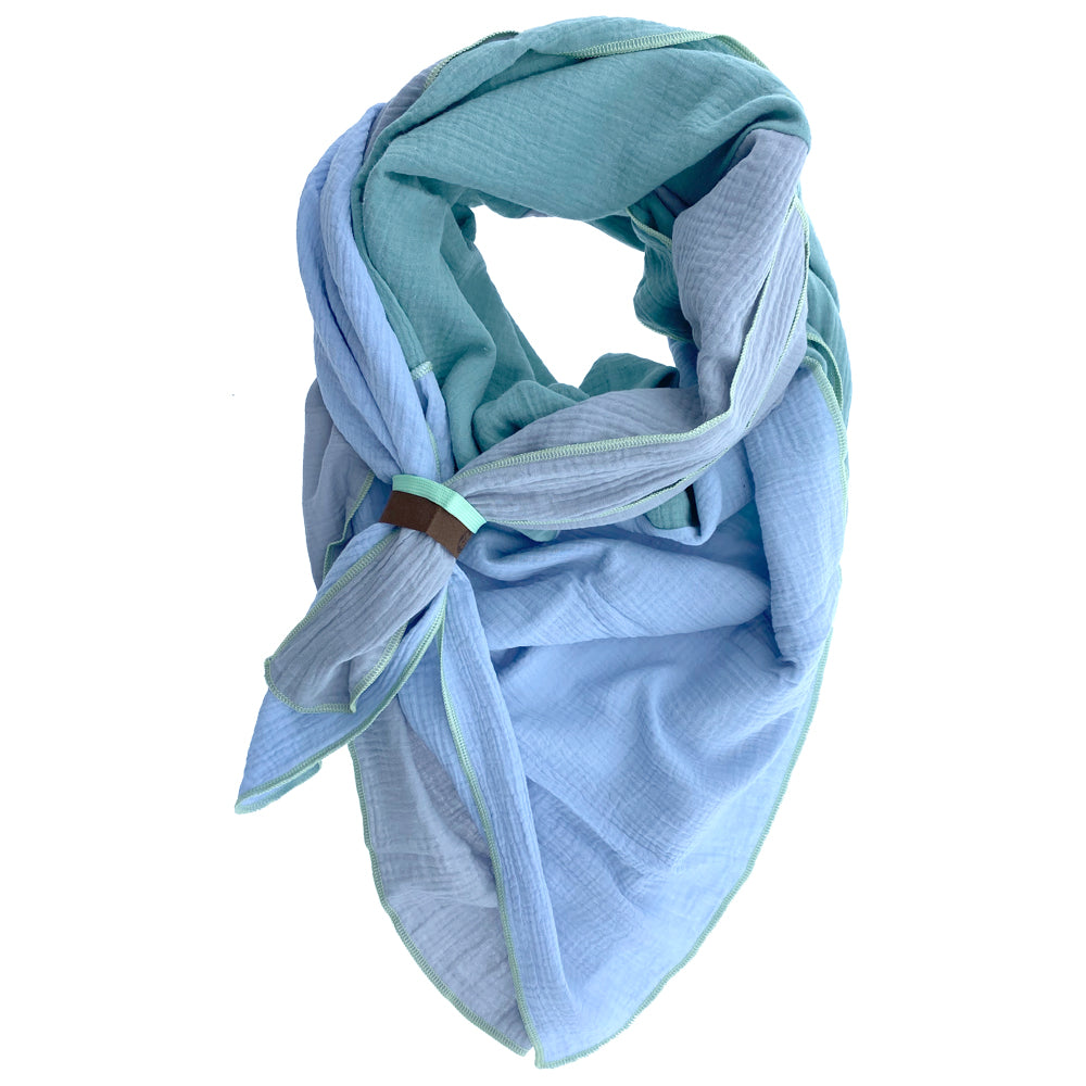 Weicher, grauer Kim-Schal von Lot83 aus Bekleidung, gewebt mit feiner Textur, ideal für stilvolle Wintermode.