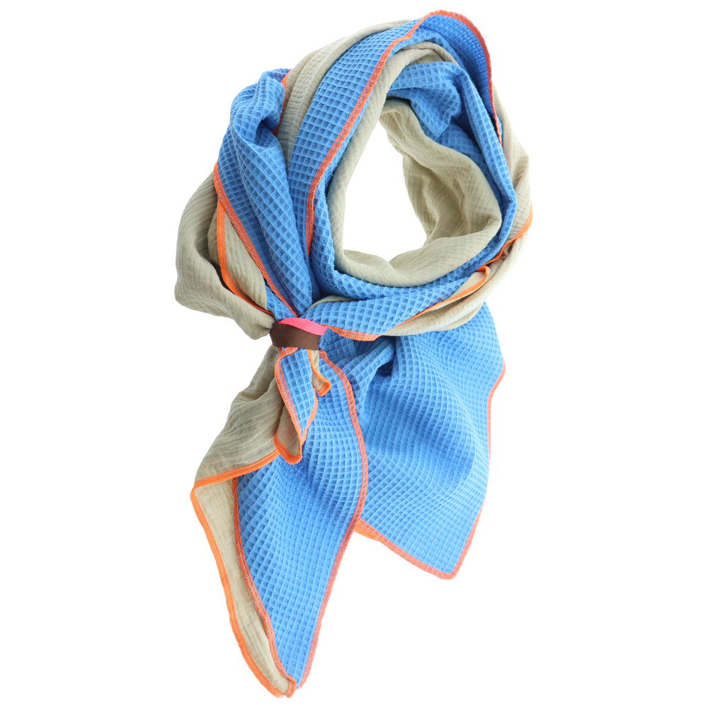 Langer, weicher Kim-Schal von Lot83 aus Bekleidung in gedeckten Farben, ideal für stilvolle Wintermode.