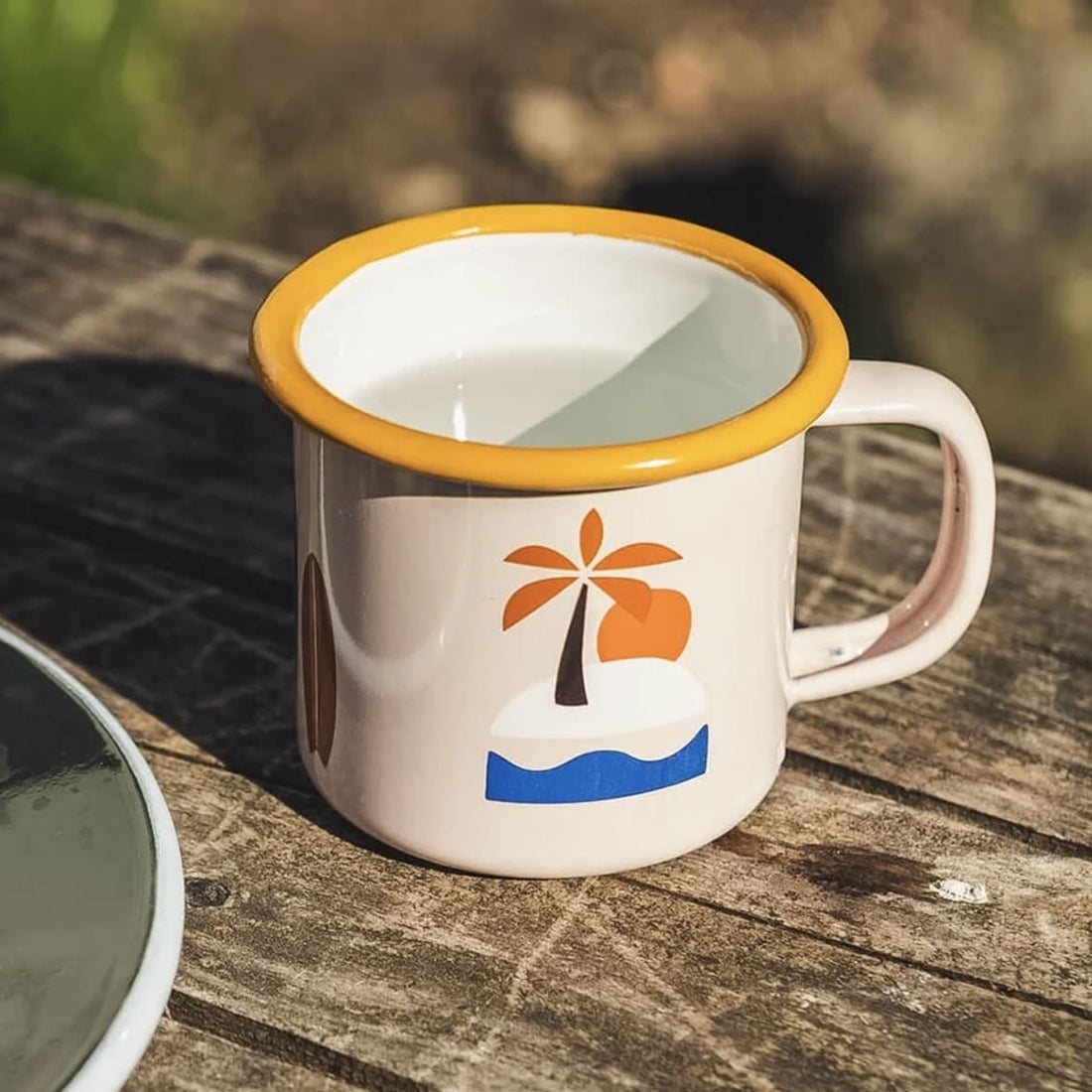 Kleine Emailletasse für Kinder von Roadtyping, ideal für drinnen und draußen, mit buntem Design und robustem Material