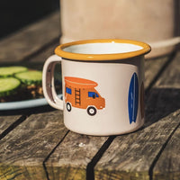 Kleine Emailletasse für Kinder von Roadtyping, geeignet für drinnen und draußen, mit buntem Design und robustem Material