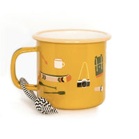 Emailletasse Becher von Roadtyping, ideal für drinnen und draußen, zeigt ein stilvolles Design mit Roadtyping-Logo auf weißem Hintergrund.