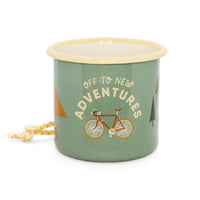 Emailletasse Becher von Roadtyping, ideal für drinnen und draußen, zeigt ein stilvolles Design auf weißem Hintergrund.