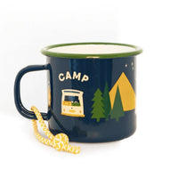 Emailletasse von Roadtyping, robuster Becher für drinnen und draußen, zeigt das stilvolle Roadtyping-Design.
