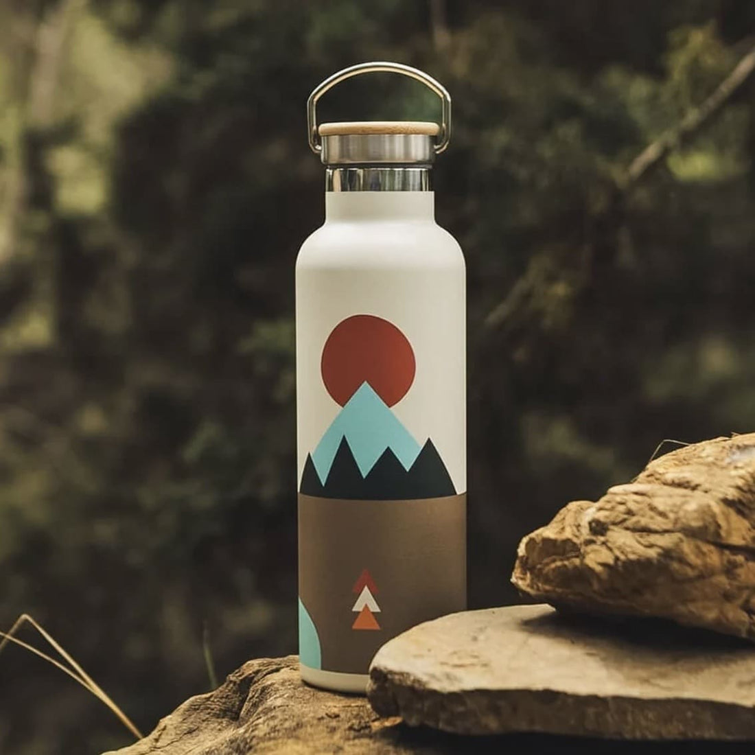 Trinkflasche von Roadtyping, geeignet für drinnen und draußen, aus langlebigem Material, mit sportlichem Design.
