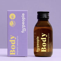 Vier Personen, die Körperöl Lemongrass von 4 People Who Care für Beauty & Pflege auf der Haut anwenden.