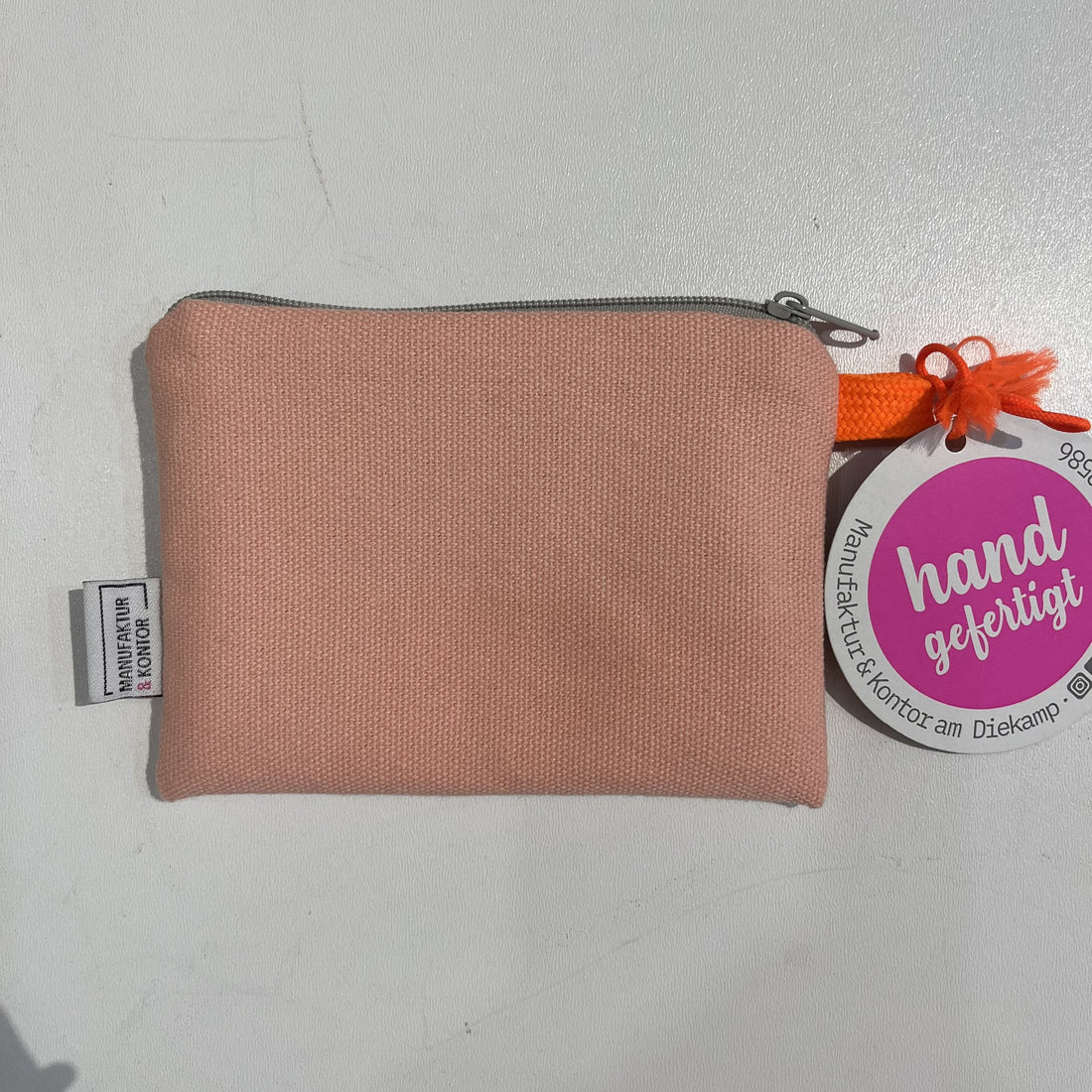 Leder-Geldbeutel von Manufaktur & Kontor, elegantes Accessoire mit sichtbarem Reißverschluss und hochwertiger Verarbeitung.