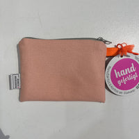 Leder-Geldbeutel von Manufaktur & Kontor, elegantes Accessoire mit sichtbarem Reißverschluss und hochwertiger Verarbeitung.