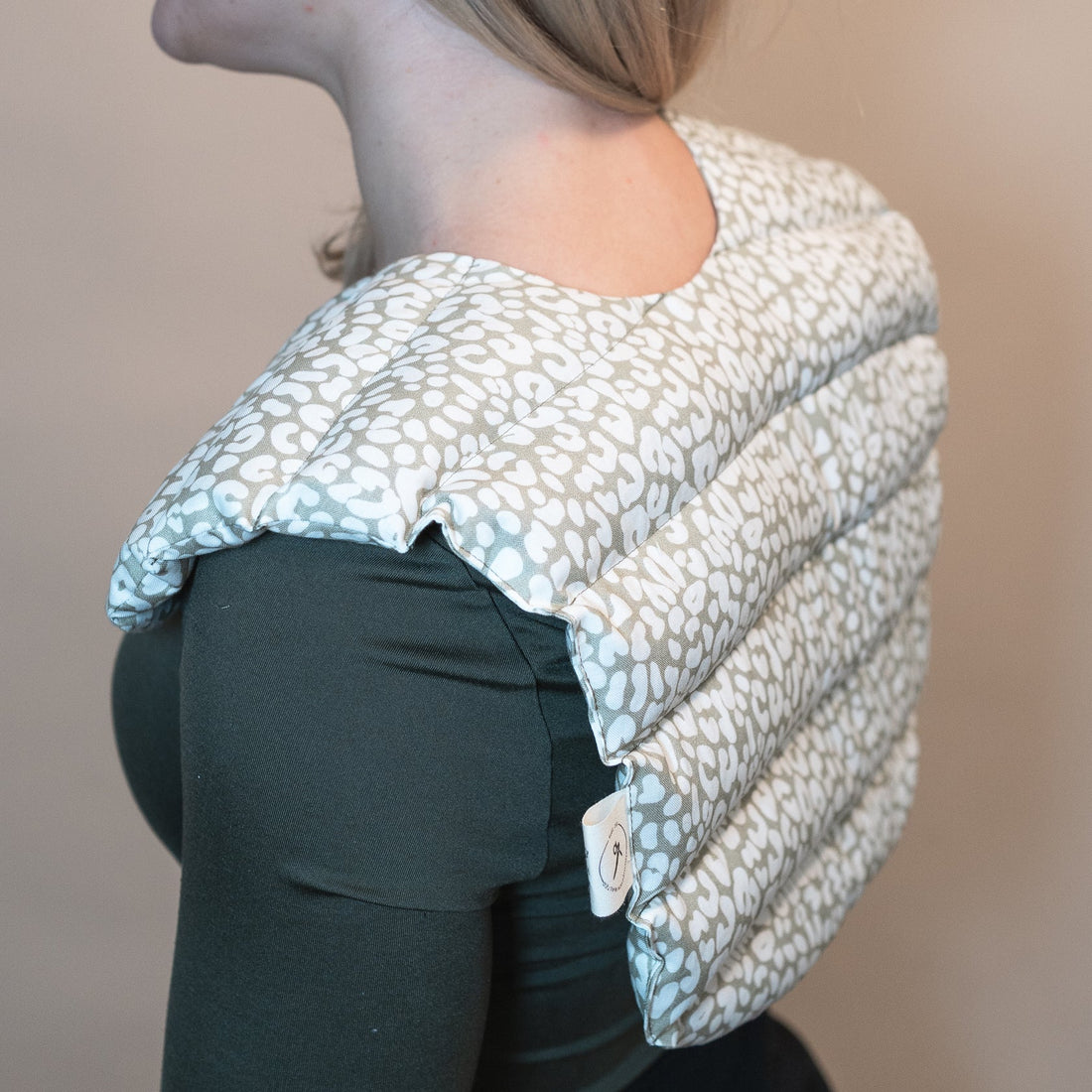 Nackenkissen von Tochter von Walter, weiches Kissen für Komfort und Entspannung, ideal für Nacken- und Schulterpflege.