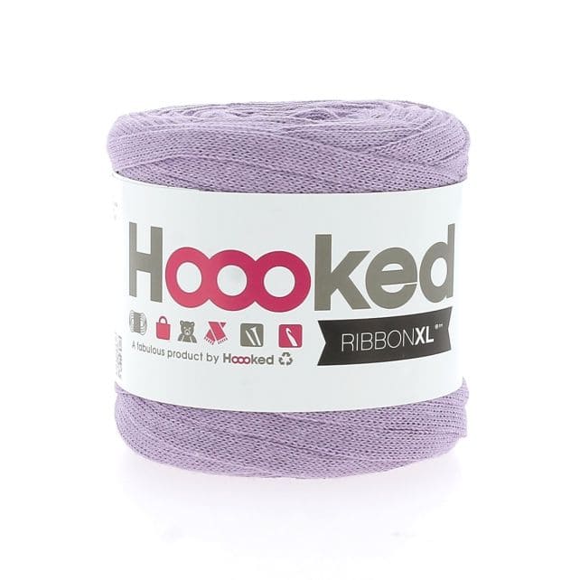 Bündchengarn RibbonXL von Hoooked, 125 g, in bunten Farben, zeigt das weiche, dicke Garn für kreative Bastelprojekte.