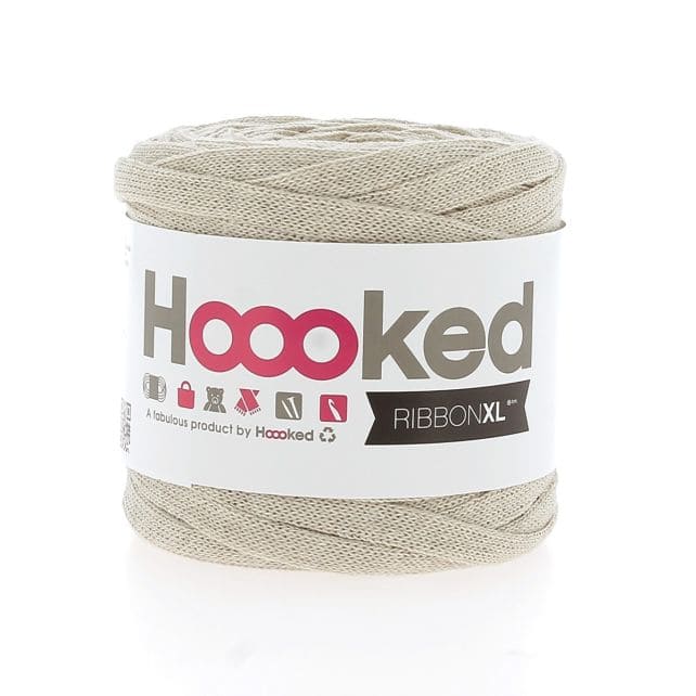 Bündchengarn RibbonXL von Hoooked, 125 g, detailreiche Nahaufnahme des bunten, weichen Garns für kreative Handarbeit.