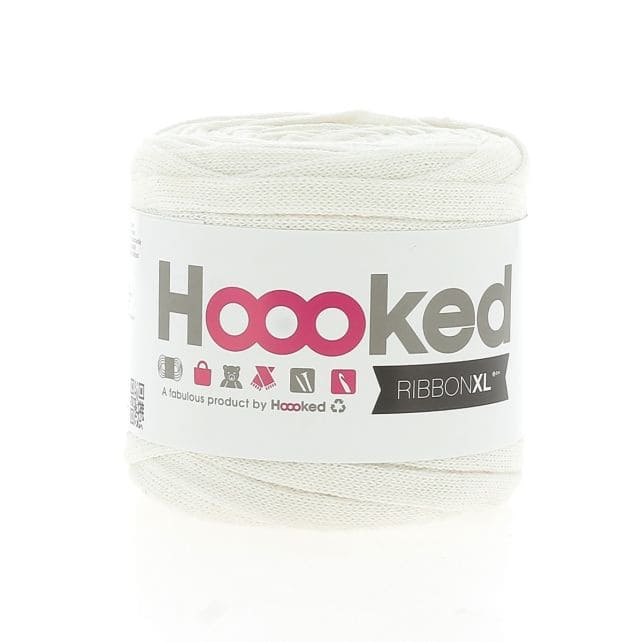 Bändchengarn RibbonXL von Hoooked, 125 g, in buntem Garn für kreative Handarbeiten, auf dem Bild sichtbar.