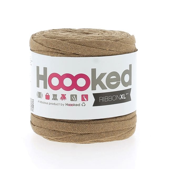 Bündchengarn RibbonXL von Hoooked, 125 g, farbenfrohes, weiches Garn zum Stricken und Häkeln, liegt auf einem weißen Hintergrund.