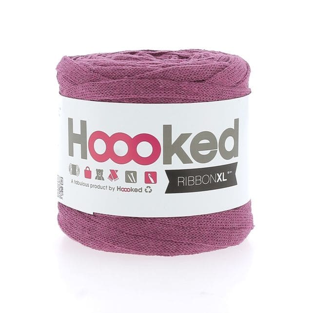 Bündel RibbonXL Bändchengarn von Hoooked in 125 g, weich und farbenfroh, für Stricken und Häkeln.