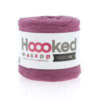 Bündel RibbonXL Bändchengarn von Hoooked in 125 g, weich und farbenfroh, für Stricken und Häkeln.