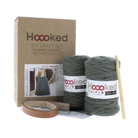 Häkelset City Market Tasche Puglia von Hoooked mit bunten Garnen und Häkelnadel, perfekt für DIY Häkelprojekte.