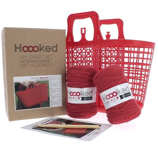 Häkelset von Hoooked für Shopper in Lippenstiftrot, enthält Häkelnadel und bunte Wolle für DIY-Handarbeit.