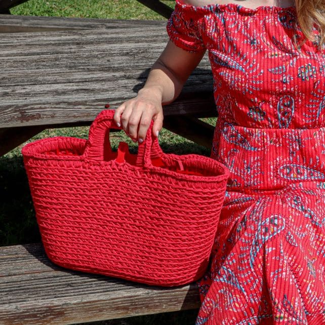 Häkelset für Shopper in Lippenstiftrot von Hoooked, inklusive Häkelnadel und bunten Garnen, auf weißem Hintergrund.