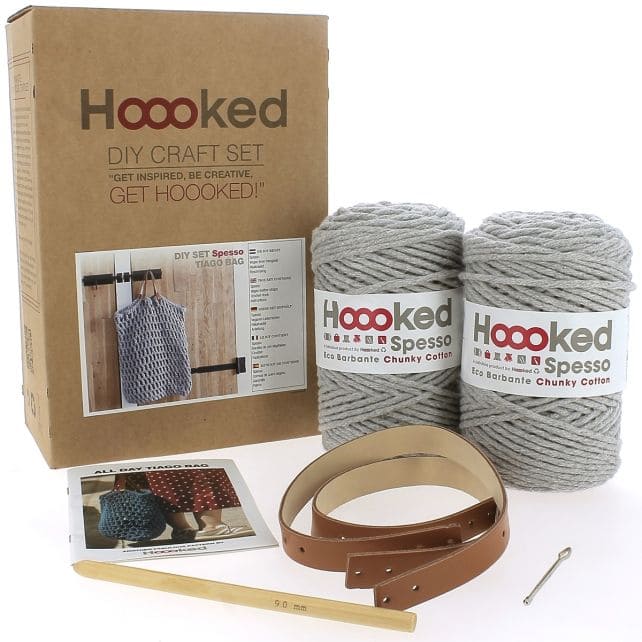 Häkelset Tiago Bag von Hoooked, inklusive bunter Garnrollen und Häkelnadel, für DIY Handarbeit und kreative Taschenherstellung
