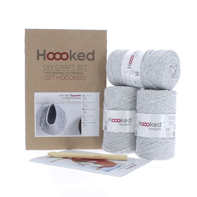 Häkelset Aufbewahrungstasche von Hoooked, DIY Zubehör, mit bunten Garnen und Häkelnadel, für kreative Häkelprojekte.