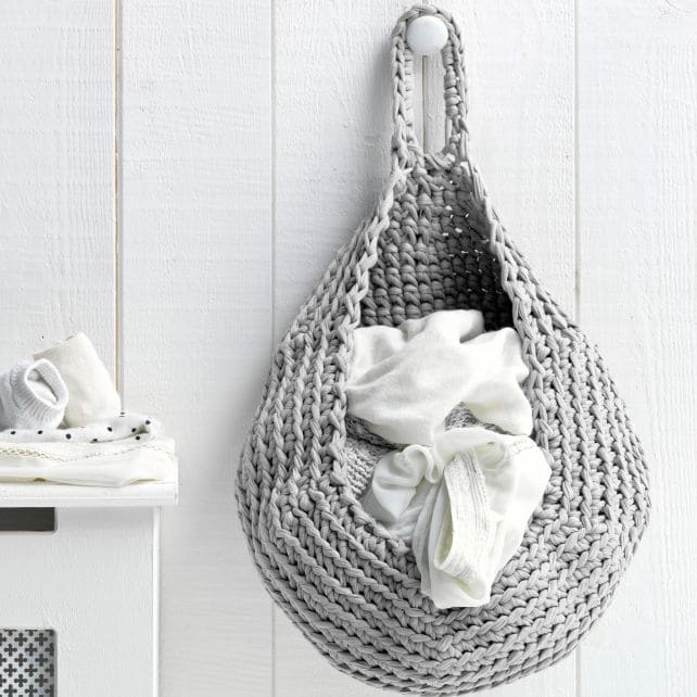 Häkelzubehör von Hoooked: DIY Häkelset Storage Bag mit bunten Garnrollen und Häkelnadel für kreative Handarbeit.