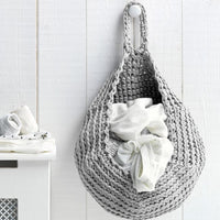 Häkelzubehör von Hoooked: DIY Häkelset Storage Bag mit bunten Garnrollen und Häkelnadel für kreative Handarbeit.