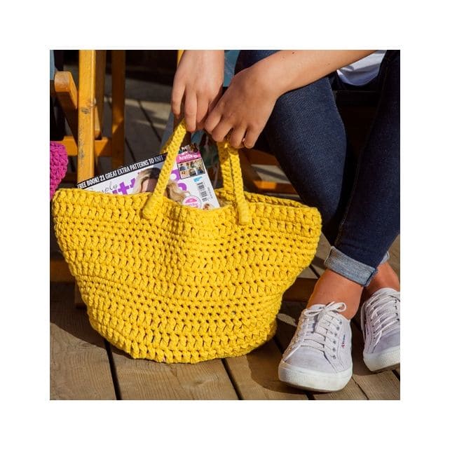Häkelset für Strandtasche Avila in Zitronengelb von Hoooked, enthält Garn und Anleitungen für DIY-Häkelprojekt.