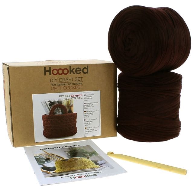 Häkelnadel und bunte Wolle in einem Hoooked DIY Häkelset für Korbgestaltung, vielseitiges Häkelset für kreative Projekte