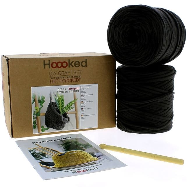 Häkelset Korb Revisto von Hoooked, DIY Häkelnähset mit bunten Garnen und Häkelnadel, für kreative Handarbeit.