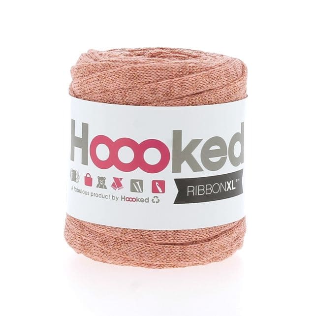 Bunten RibbonXL Lurex Bändchengarn von Hoooked, 80 g, glänzendes Garn für Bastel- und Strickprojekte, Nahaufnahme der Textur